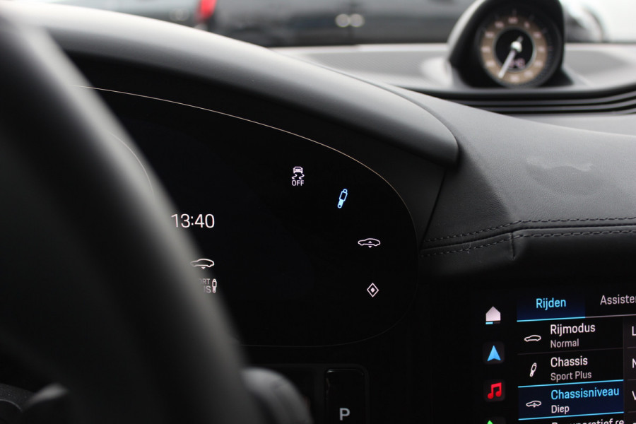 Porsche Taycan Performance 84 kWh / SoH 95.8% / 1Eign. / Panoramadak / 360Camera / Passenger Display / Head-up / Luchtvering / Sportchrono