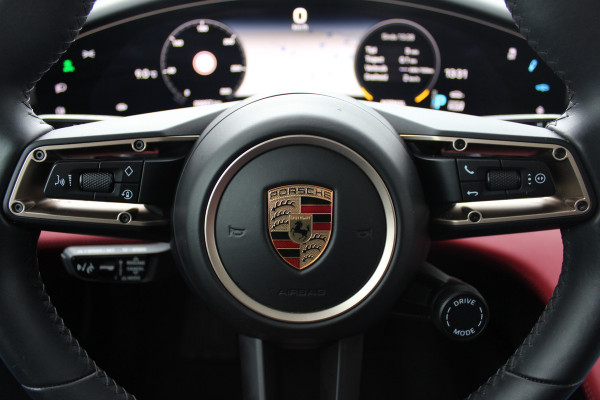 Porsche Taycan Performance 84 kWh / SoH 95.8% / 1Eign. / Panoramadak / 360Camera / Passenger Display / Head-up / Luchtvering / Sportchrono