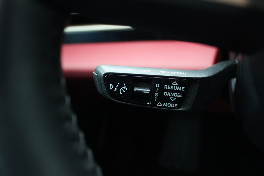 Porsche Taycan Performance 84 kWh / SoH 95.8% / 1Eign. / Panoramadak / 360Camera / Passenger Display / Head-up / Luchtvering / Sportchrono