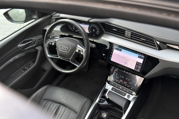 Audi e-tron E-tron 55 quattro S-Line 95 kWh. Pano, Luchtvering, Leder, Camera, Dodeh, CarPlay!