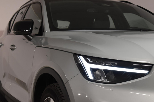 Volvo XC40 B4 211PK Automaat Plus Dark / Navigatie / Adaptive Cruise / Harman Kardon / Stuur- & Stoelverwarming / Elektrische achterklep / Achteruitrijcamera / Elektrische stoelverst. met geheugen / Trekhaak