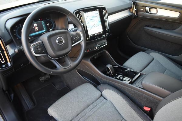 Volvo XC40 B4 211PK Automaat Plus Dark / Navigatie / Adaptive Cruise / Harman Kardon / Stuur- & Stoelverwarming / Elektrische achterklep / Achteruitrijcamera / Elektrische stoelverst. met geheugen / Trekhaak