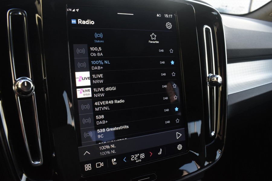 Volvo XC40 B4 211PK Automaat Plus Dark / Navigatie / Adaptive Cruise / Harman Kardon / Stuur- & Stoelverwarming / Elektrische achterklep / Achteruitrijcamera / Elektrische stoelverst. met geheugen / Trekhaak