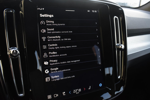 Volvo XC40 B4 211PK Automaat Plus Dark / Navigatie / Adaptive Cruise / Harman Kardon / Stuur- & Stoelverwarming / Elektrische achterklep / Achteruitrijcamera / Elektrische stoelverst. met geheugen / Trekhaak