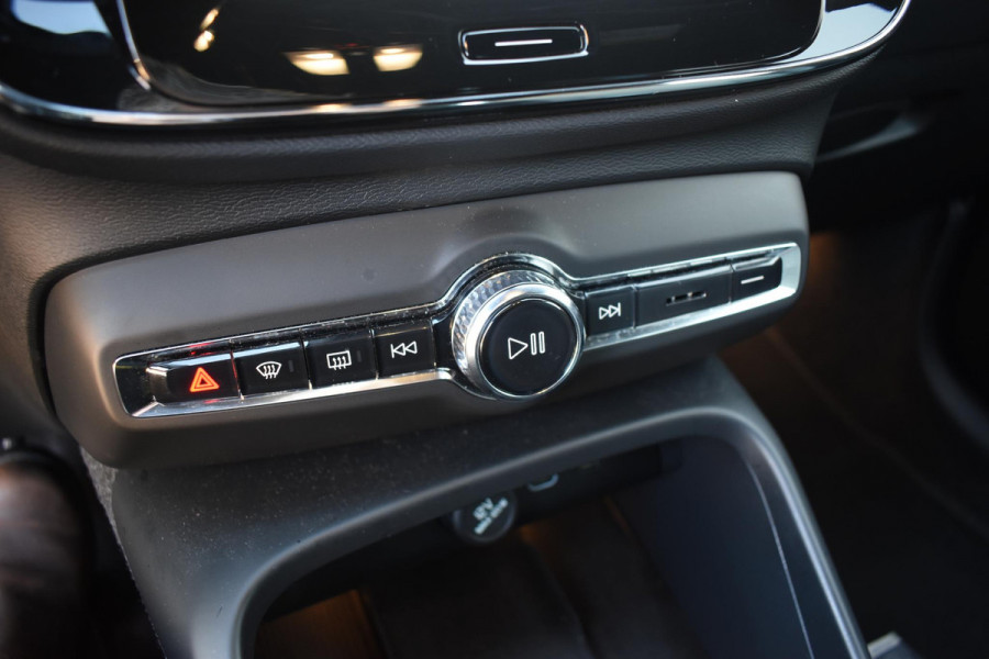 Volvo XC40 B4 211PK Automaat Plus Dark / Navigatie / Adaptive Cruise / Harman Kardon / Stuur- & Stoelverwarming / Elektrische achterklep / Achteruitrijcamera / Elektrische stoelverst. met geheugen / Trekhaak