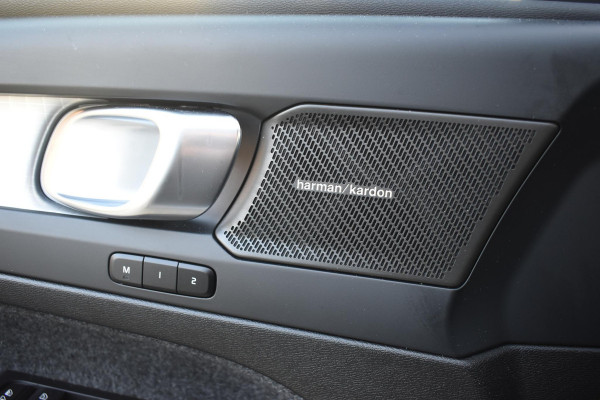 Volvo XC40 B4 211PK Automaat Plus Dark / Navigatie / Adaptive Cruise / Harman Kardon / Stuur- & Stoelverwarming / Elektrische achterklep / Achteruitrijcamera / Elektrische stoelverst. met geheugen / Trekhaak