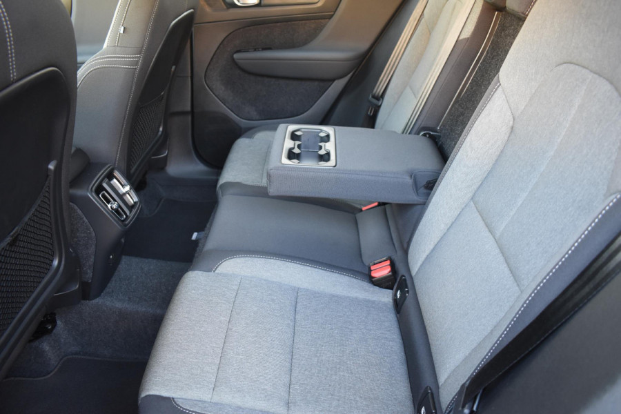 Volvo XC40 B4 211PK Automaat Plus Dark / Navigatie / Adaptive Cruise / Harman Kardon / Stuur- & Stoelverwarming / Elektrische achterklep / Achteruitrijcamera / Elektrische stoelverst. met geheugen / Trekhaak