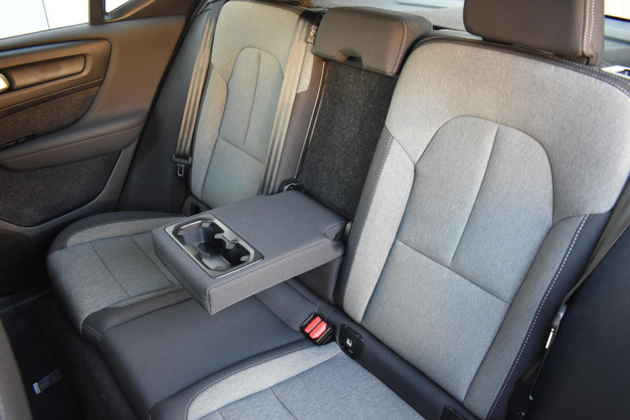 Volvo XC40 B4 211PK Automaat Plus Dark / Navigatie / Adaptive Cruise / Harman Kardon / Stuur- & Stoelverwarming / Elektrische achterklep / Achteruitrijcamera / Elektrische stoelverst. met geheugen / Trekhaak