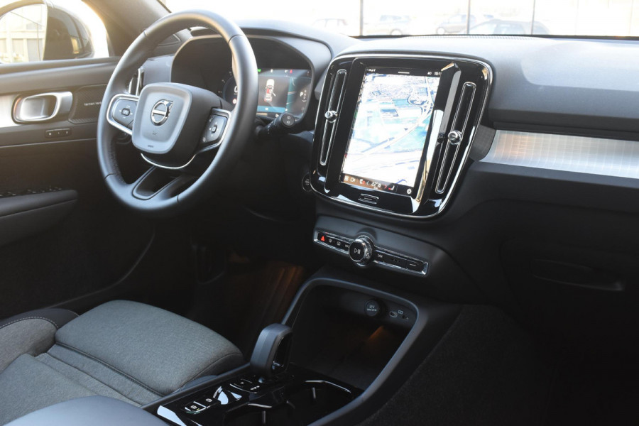 Volvo XC40 B4 211PK Automaat Plus Dark / Navigatie / Adaptive Cruise / Harman Kardon / Stuur- & Stoelverwarming / Elektrische achterklep / Achteruitrijcamera / Elektrische stoelverst. met geheugen / Trekhaak