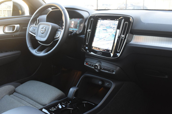 Volvo XC40 B4 211PK Automaat Plus Dark / Navigatie / Adaptive Cruise / Harman Kardon / Stuur- & Stoelverwarming / Elektrische achterklep / Achteruitrijcamera / Elektrische stoelverst. met geheugen / Trekhaak
