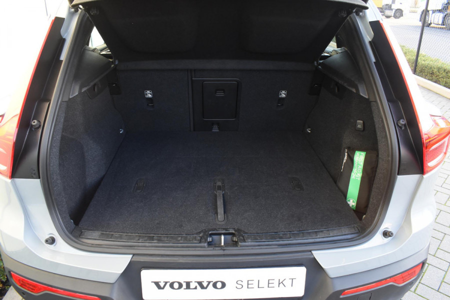 Volvo XC40 B4 211PK Automaat Plus Dark / Navigatie / Adaptive Cruise / Harman Kardon / Stuur- & Stoelverwarming / Elektrische achterklep / Achteruitrijcamera / Elektrische stoelverst. met geheugen / Trekhaak