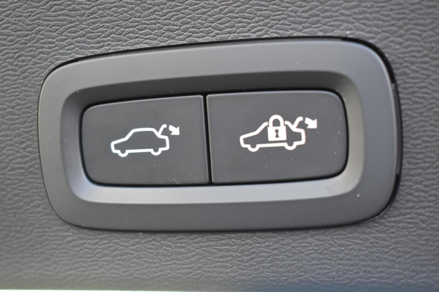 Volvo XC40 B4 211PK Automaat Plus Dark / Navigatie / Adaptive Cruise / Harman Kardon / Stuur- & Stoelverwarming / Elektrische achterklep / Achteruitrijcamera / Elektrische stoelverst. met geheugen / Trekhaak