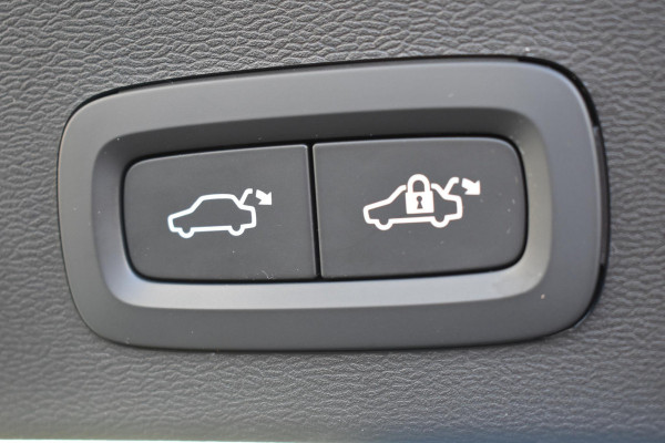Volvo XC40 B4 211PK Automaat Plus Dark / Navigatie / Adaptive Cruise / Harman Kardon / Stuur- & Stoelverwarming / Elektrische achterklep / Achteruitrijcamera / Elektrische stoelverst. met geheugen / Trekhaak