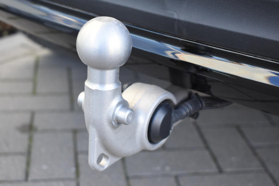 Volvo XC40 B4 211PK Automaat Plus Dark / Navigatie / Adaptive Cruise / Harman Kardon / Stuur- & Stoelverwarming / Elektrische achterklep / Achteruitrijcamera / Elektrische stoelverst. met geheugen / Trekhaak