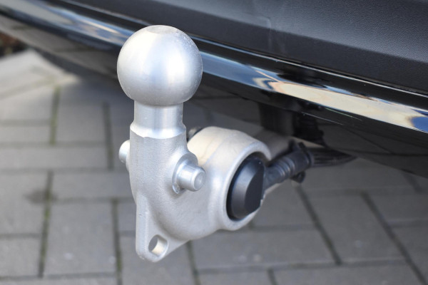 Volvo XC40 B4 211PK Automaat Plus Dark / Navigatie / Adaptive Cruise / Harman Kardon / Stuur- & Stoelverwarming / Elektrische achterklep / Achteruitrijcamera / Elektrische stoelverst. met geheugen / Trekhaak