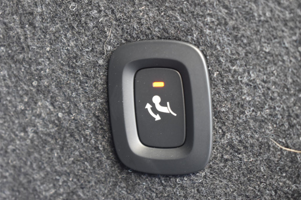 Volvo XC40 B4 211PK Automaat Plus Dark / Navigatie / Adaptive Cruise / Harman Kardon / Stuur- & Stoelverwarming / Elektrische achterklep / Achteruitrijcamera / Elektrische stoelverst. met geheugen / Trekhaak