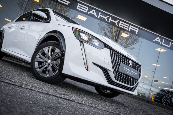 Peugeot e-208 EV Allure 50 kWh ** Camera ** Stoelverwarming ** Rijbereik tot 340km (WLTP)