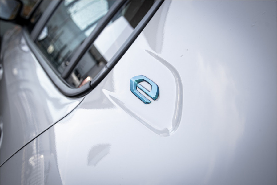 Peugeot e-208 EV Allure 50 kWh ** Camera ** Stoelverwarming ** Rijbereik tot 340km (WLTP)
