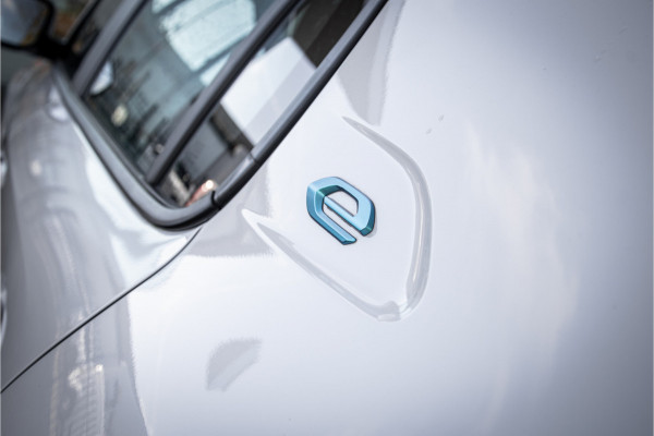 Peugeot e-208 EV Allure 50 kWh ** Camera ** Stoelverwarming ** Rijbereik tot 340km (WLTP)