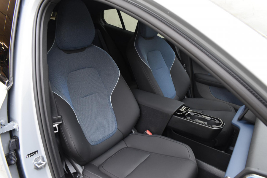 Volvo EX30 272PK Ext. Range Core / Adaptieve Cruise Control/ Climate Pack / Extra getint glas / Dodehoek Detectie / Parkeersensoren/ Achteruitrijcamera/ Warmtepomp/ Google Services/