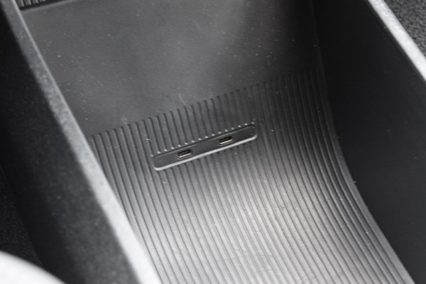 Volvo EX30 272PK Ext. Range Core / Adaptieve Cruise Control/ Climate Pack / Extra getint glas / Dodehoek Detectie / Parkeersensoren/ Achteruitrijcamera/ Warmtepomp/ Google Services/