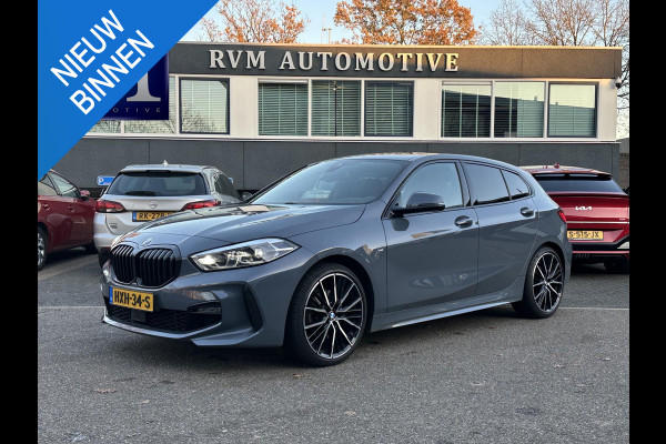 BMW 1-serie 118i Executive Edition M SPORT | HARMAN & KARDON | ELEKTRISCHE ACHTERKLEP | CAMERA | ADAPTIVE CRUISE CONTROL | STOEL- & STUURVERWARMING | HEAD-UP | 19 INCH | INDIVIDUAL KLEUR STORM BAY METALLIC BOMVOL OPTIES