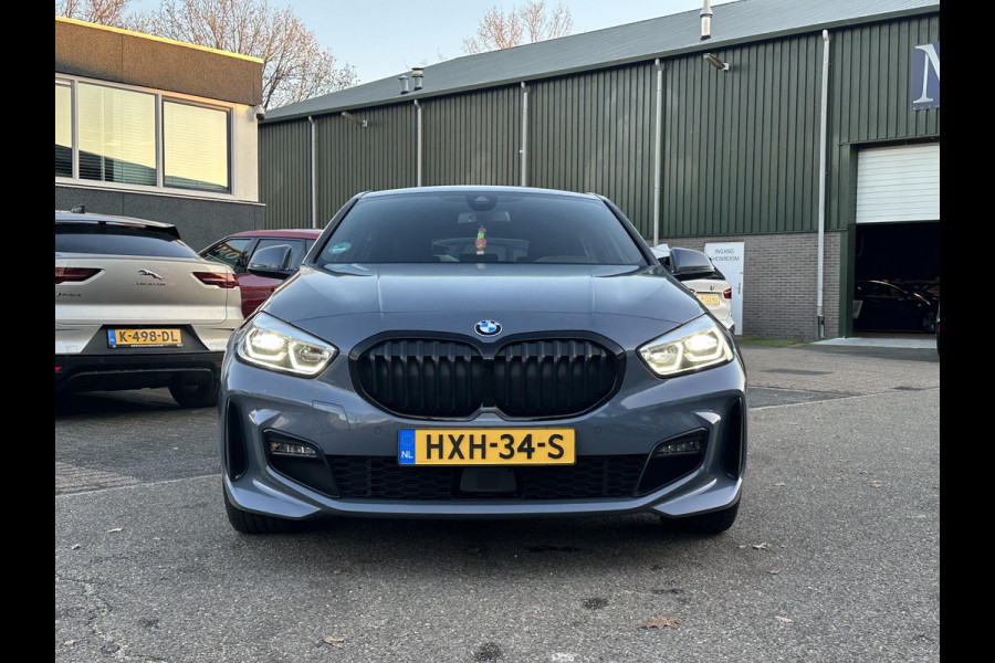 BMW 1-serie 118i Executive Edition M SPORT | HARMAN & KARDON | ELEKTRISCHE ACHTERKLEP | CAMERA | ADAPTIVE CRUISE CONTROL | STOEL- & STUURVERWARMING | HEAD-UP | 19 INCH | INDIVIDUAL KLEUR STORM BAY METALLIC BOMVOL OPTIES