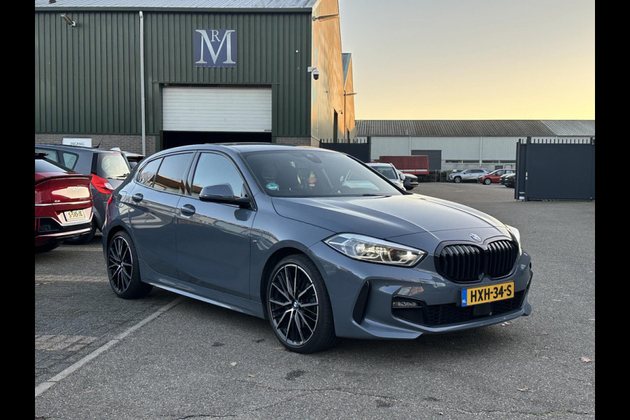 BMW 1-serie 118i Executive Edition M SPORT | HARMAN & KARDON | ELEKTRISCHE ACHTERKLEP | CAMERA | ADAPTIVE CRUISE CONTROL | STOEL- & STUURVERWARMING | HEAD-UP | 19 INCH | INDIVIDUAL KLEUR STORM BAY METALLIC BOMVOL OPTIES