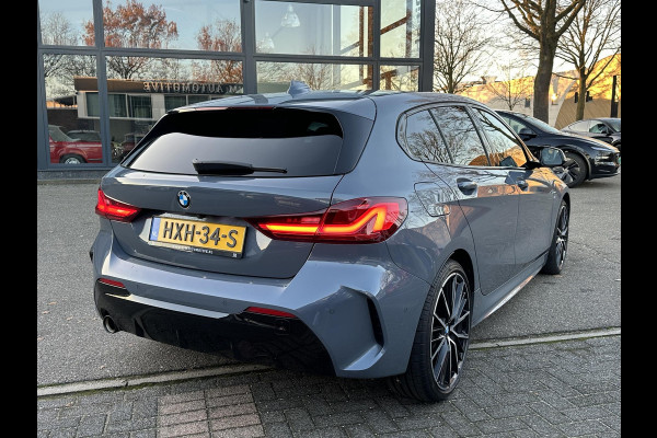 BMW 1-serie 118i Executive Edition M SPORT | HARMAN & KARDON | ELEKTRISCHE ACHTERKLEP | CAMERA | ADAPTIVE CRUISE CONTROL | STOEL- & STUURVERWARMING | HEAD-UP | 19 INCH | INDIVIDUAL KLEUR STORM BAY METALLIC BOMVOL OPTIES