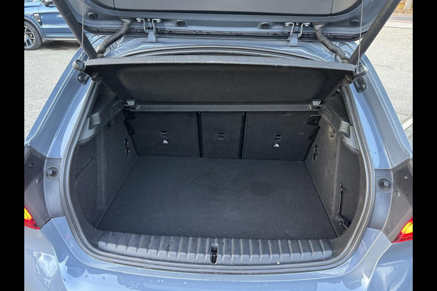 BMW 1-serie 118i Executive Edition M SPORT | HARMAN & KARDON | ELEKTRISCHE ACHTERKLEP | CAMERA | ADAPTIVE CRUISE CONTROL | STOEL- & STUURVERWARMING | HEAD-UP | 19 INCH | INDIVIDUAL KLEUR STORM BAY METALLIC BOMVOL OPTIES