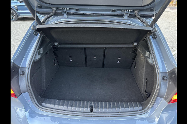 BMW 1-serie 118i Executive Edition M SPORT | HARMAN & KARDON | ELEKTRISCHE ACHTERKLEP | CAMERA | ADAPTIVE CRUISE CONTROL | STOEL- & STUURVERWARMING | HEAD-UP | 19 INCH | INDIVIDUAL KLEUR STORM BAY METALLIC BOMVOL OPTIES