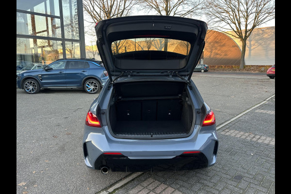 BMW 1-serie 118i Executive Edition M SPORT | HARMAN & KARDON | ELEKTRISCHE ACHTERKLEP | CAMERA | ADAPTIVE CRUISE CONTROL | STOEL- & STUURVERWARMING | HEAD-UP | 19 INCH | INDIVIDUAL KLEUR STORM BAY METALLIC BOMVOL OPTIES