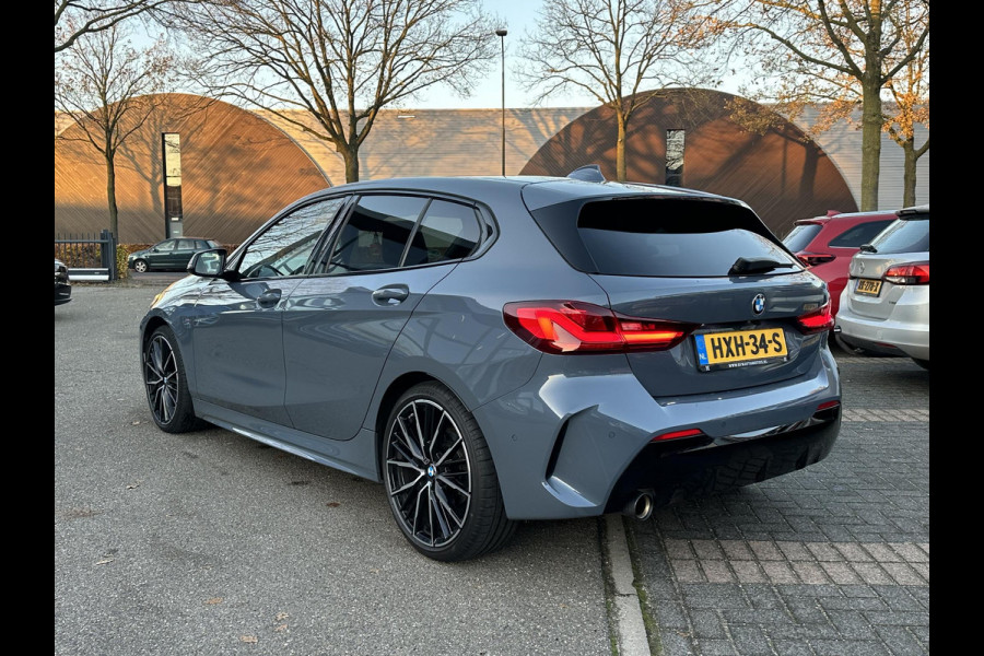 BMW 1-serie 118i Executive Edition M SPORT | HARMAN & KARDON | ELEKTRISCHE ACHTERKLEP | CAMERA | ADAPTIVE CRUISE CONTROL | STOEL- & STUURVERWARMING | HEAD-UP | 19 INCH | INDIVIDUAL KLEUR STORM BAY METALLIC BOMVOL OPTIES