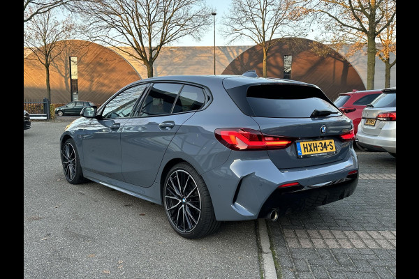 BMW 1-serie 118i Executive Edition M SPORT | HARMAN & KARDON | ELEKTRISCHE ACHTERKLEP | CAMERA | ADAPTIVE CRUISE CONTROL | STOEL- & STUURVERWARMING | HEAD-UP | 19 INCH | INDIVIDUAL KLEUR STORM BAY METALLIC BOMVOL OPTIES