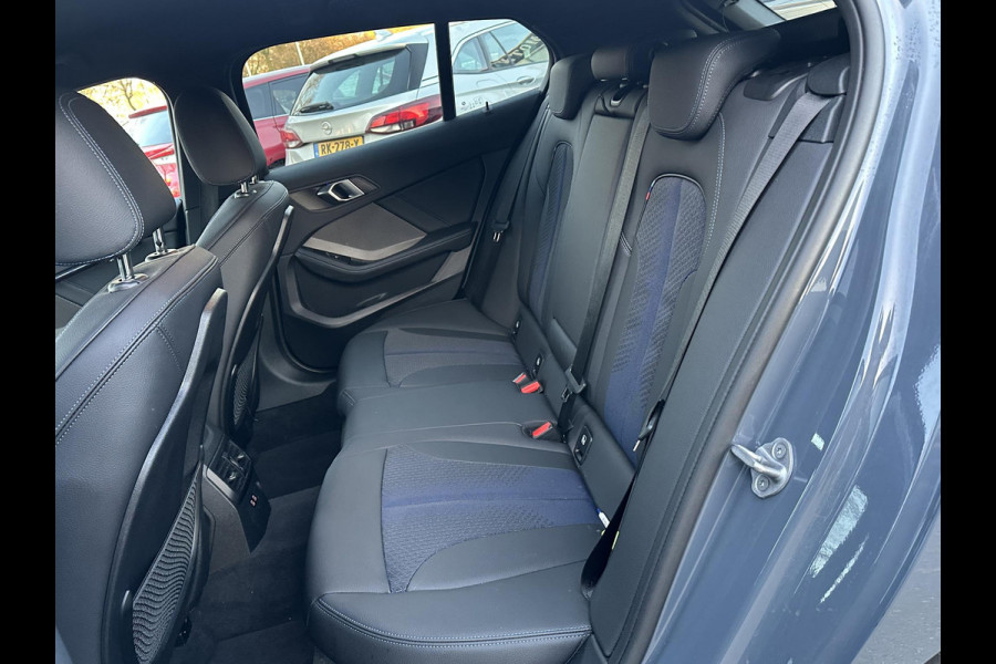 BMW 1-serie 118i Executive Edition M SPORT | HARMAN & KARDON | ELEKTRISCHE ACHTERKLEP | CAMERA | ADAPTIVE CRUISE CONTROL | STOEL- & STUURVERWARMING | HEAD-UP | 19 INCH | INDIVIDUAL KLEUR STORM BAY METALLIC BOMVOL OPTIES