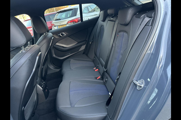 BMW 1-serie 118i Executive Edition M SPORT | HARMAN & KARDON | ELEKTRISCHE ACHTERKLEP | CAMERA | ADAPTIVE CRUISE CONTROL | STOEL- & STUURVERWARMING | HEAD-UP | 19 INCH | INDIVIDUAL KLEUR STORM BAY METALLIC BOMVOL OPTIES