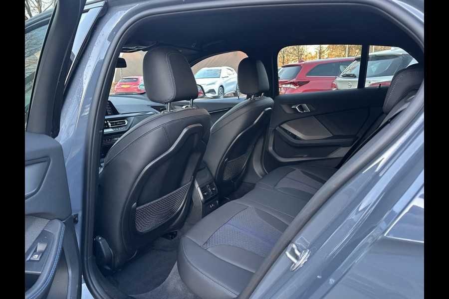 BMW 1-serie 118i Executive Edition M SPORT | HARMAN & KARDON | ELEKTRISCHE ACHTERKLEP | CAMERA | ADAPTIVE CRUISE CONTROL | STOEL- & STUURVERWARMING | HEAD-UP | 19 INCH | INDIVIDUAL KLEUR STORM BAY METALLIC BOMVOL OPTIES