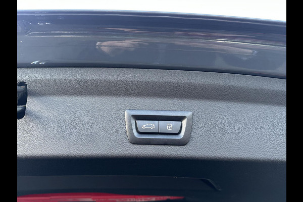 BMW 1-serie 118i Executive Edition M SPORT | HARMAN & KARDON | ELEKTRISCHE ACHTERKLEP | CAMERA | ADAPTIVE CRUISE CONTROL | STOEL- & STUURVERWARMING | HEAD-UP | 19 INCH | INDIVIDUAL KLEUR STORM BAY METALLIC BOMVOL OPTIES