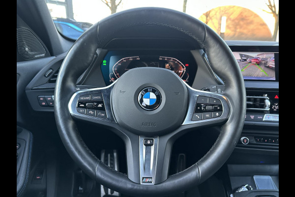 BMW 1-serie 118i Executive Edition M SPORT | HARMAN & KARDON | ELEKTRISCHE ACHTERKLEP | CAMERA | ADAPTIVE CRUISE CONTROL | STOEL- & STUURVERWARMING | HEAD-UP | 19 INCH | INDIVIDUAL KLEUR STORM BAY METALLIC BOMVOL OPTIES