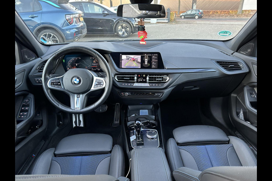 BMW 1-serie 118i Executive Edition M SPORT | HARMAN & KARDON | ELEKTRISCHE ACHTERKLEP | CAMERA | ADAPTIVE CRUISE CONTROL | STOEL- & STUURVERWARMING | HEAD-UP | 19 INCH | INDIVIDUAL KLEUR STORM BAY METALLIC BOMVOL OPTIES
