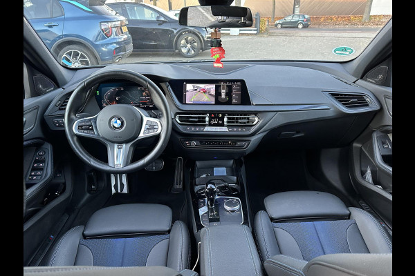 BMW 1-serie 118i Executive Edition M SPORT | HARMAN & KARDON | ELEKTRISCHE ACHTERKLEP | CAMERA | ADAPTIVE CRUISE CONTROL | STOEL- & STUURVERWARMING | HEAD-UP | 19 INCH | INDIVIDUAL KLEUR STORM BAY METALLIC BOMVOL OPTIES