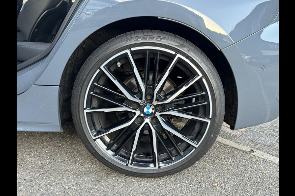 BMW 1-serie 118i Executive Edition M SPORT | HARMAN & KARDON | ELEKTRISCHE ACHTERKLEP | CAMERA | ADAPTIVE CRUISE CONTROL | STOEL- & STUURVERWARMING | HEAD-UP | 19 INCH | INDIVIDUAL KLEUR STORM BAY METALLIC BOMVOL OPTIES