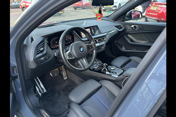 BMW 1-serie 118i Executive Edition M SPORT | HARMAN & KARDON | ELEKTRISCHE ACHTERKLEP | CAMERA | ADAPTIVE CRUISE CONTROL | STOEL- & STUURVERWARMING | HEAD-UP | 19 INCH | INDIVIDUAL KLEUR STORM BAY METALLIC BOMVOL OPTIES