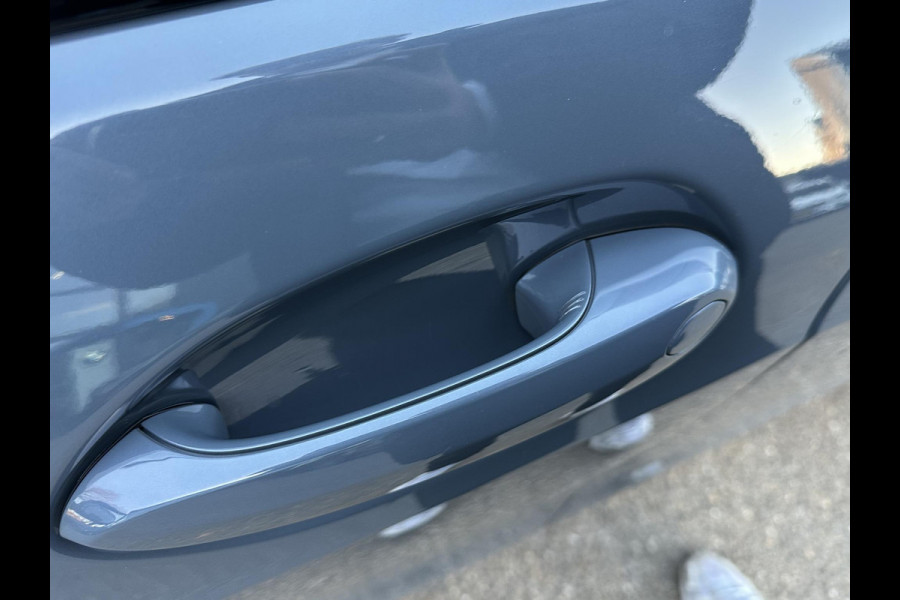 BMW 1-serie 118i Executive Edition M SPORT | HARMAN & KARDON | ELEKTRISCHE ACHTERKLEP | CAMERA | ADAPTIVE CRUISE CONTROL | STOEL- & STUURVERWARMING | HEAD-UP | 19 INCH | INDIVIDUAL KLEUR STORM BAY METALLIC BOMVOL OPTIES