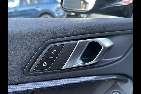 BMW 1-serie 118i Executive Edition M SPORT | HARMAN & KARDON | ELEKTRISCHE ACHTERKLEP | CAMERA | ADAPTIVE CRUISE CONTROL | STOEL- & STUURVERWARMING | HEAD-UP | 19 INCH | INDIVIDUAL KLEUR STORM BAY METALLIC BOMVOL OPTIES