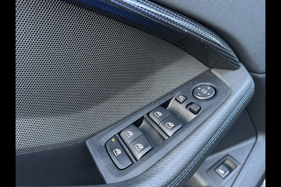 BMW 1-serie 118i Executive Edition M SPORT | HARMAN & KARDON | ELEKTRISCHE ACHTERKLEP | CAMERA | ADAPTIVE CRUISE CONTROL | STOEL- & STUURVERWARMING | HEAD-UP | 19 INCH | INDIVIDUAL KLEUR STORM BAY METALLIC BOMVOL OPTIES