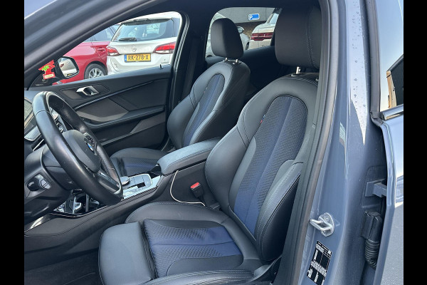 BMW 1-serie 118i Executive Edition M SPORT | HARMAN & KARDON | ELEKTRISCHE ACHTERKLEP | CAMERA | ADAPTIVE CRUISE CONTROL | STOEL- & STUURVERWARMING | HEAD-UP | 19 INCH | INDIVIDUAL KLEUR STORM BAY METALLIC BOMVOL OPTIES