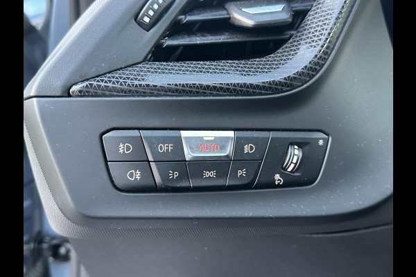 BMW 1-serie 118i Executive Edition M SPORT | HARMAN & KARDON | ELEKTRISCHE ACHTERKLEP | CAMERA | ADAPTIVE CRUISE CONTROL | STOEL- & STUURVERWARMING | HEAD-UP | 19 INCH | INDIVIDUAL KLEUR STORM BAY METALLIC BOMVOL OPTIES
