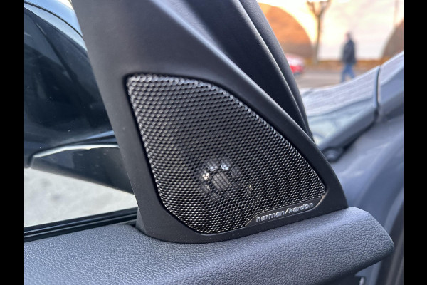 BMW 1-serie 118i Executive Edition M SPORT | HARMAN & KARDON | ELEKTRISCHE ACHTERKLEP | CAMERA | ADAPTIVE CRUISE CONTROL | STOEL- & STUURVERWARMING | HEAD-UP | 19 INCH | INDIVIDUAL KLEUR STORM BAY METALLIC BOMVOL OPTIES