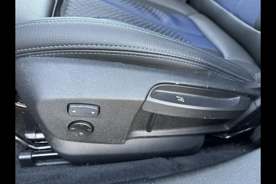 BMW 1-serie 118i Executive Edition M SPORT | HARMAN & KARDON | ELEKTRISCHE ACHTERKLEP | CAMERA | ADAPTIVE CRUISE CONTROL | STOEL- & STUURVERWARMING | HEAD-UP | 19 INCH | INDIVIDUAL KLEUR STORM BAY METALLIC BOMVOL OPTIES